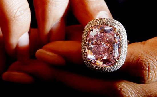 Chi 28,5 triệu USD để sở hữu viên kim cương hồng quý hiếm