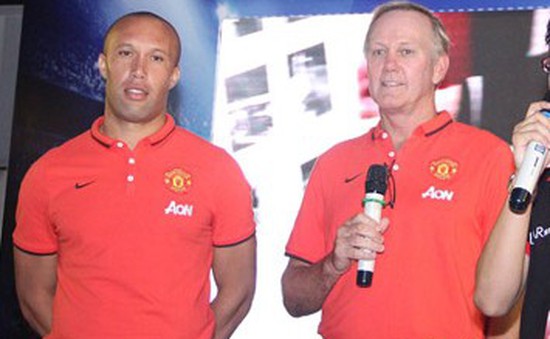 Bộ đôi cựu danh thủ Man Utd giao lưu với NHM Việt Nam