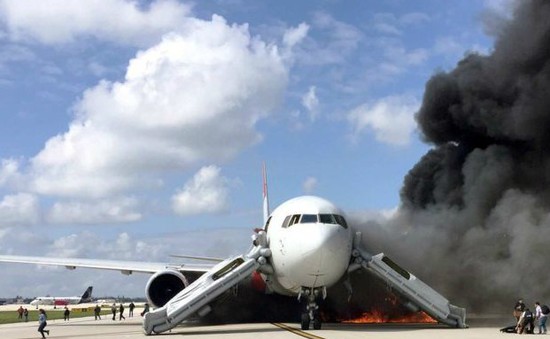 Máy bay bốc cháy trên đường băng tại bang Florida
