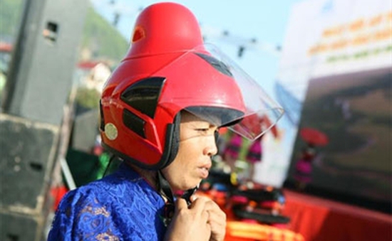 Ra mắt mẫu mũ bảo hiểm dành riêng cho phụ nữ dân tộc Thái