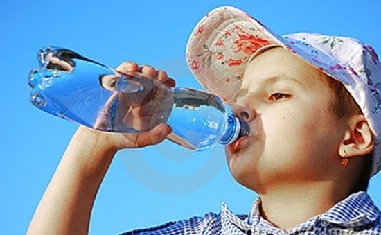 Trẻ nghiện nước uống đóng chai cực kỳ nguy hiểm