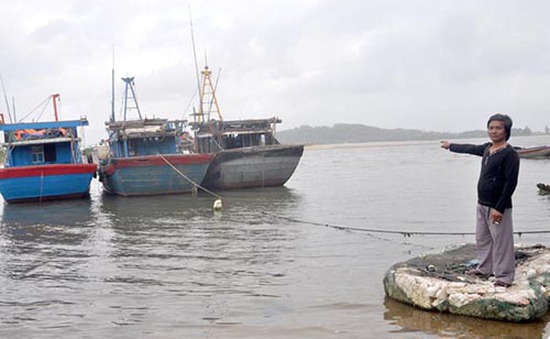 Phú Yên: 600 tàu thuyền mắc kẹt do cửa biển bồi lấp