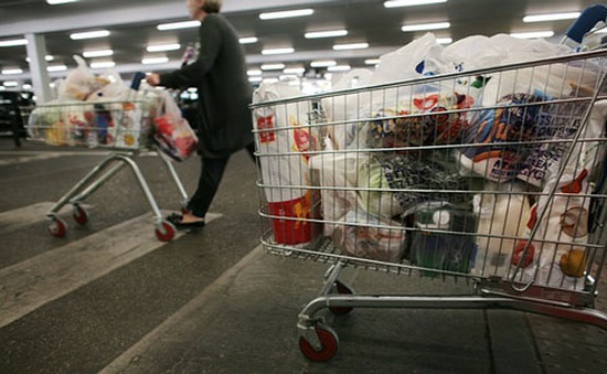Người mua sắm phải trả phí sử dụng túi nilon ở Anh