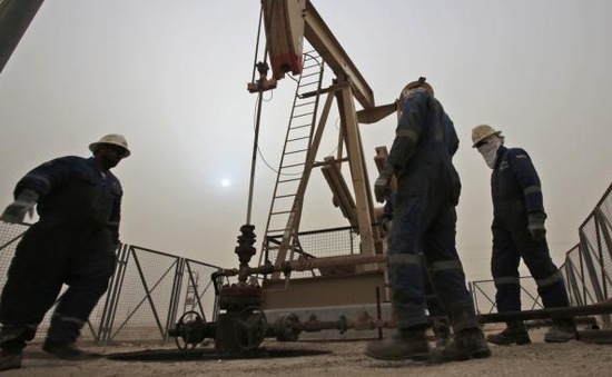 Kuwait đình công lớn, giá dầu thế giới mong manh giữ giá