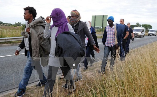 Đụng độ giữa cảnh sát và người di cư tại Calais (Pháp)