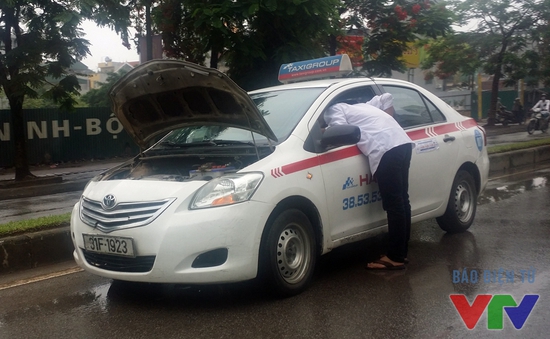 Mưa lớn ở Hà Nội: Hàng loạt ô tô chết máy vì ngâm nước