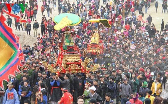Hàng nghìn người đổ xô về Lễ hội đền Đông Cuông