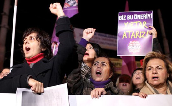Tranh cãi xung quanh dự luật xóa tội cho kẻ ấu dâm tại Thổ Nhĩ Kỳ