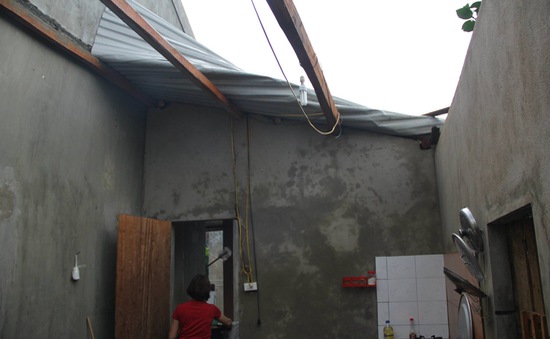 Bình Thuận: Nhiều nhà dân hư hại nghiêm trọng vì lốc xoáy