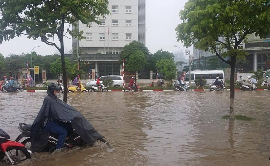 Người dân Hà Nội khổ sở sau trận mưa ngập