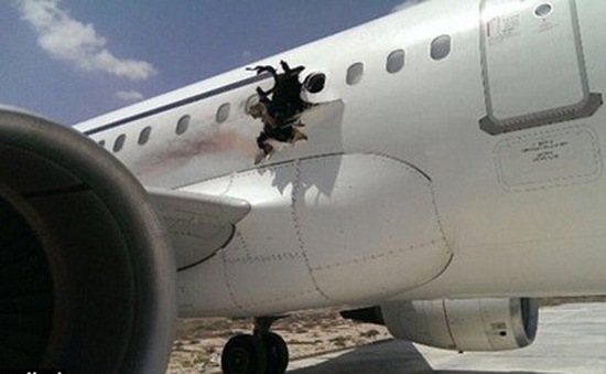 Máy bay Airbus bị thủng thân khi ở giữa trời