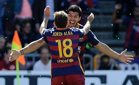 Suarez lập hat-trick, Barca đăng quang ngôi vô địch La Liga 2015/16