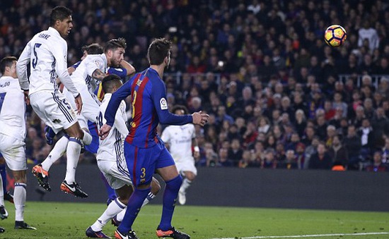Ramos tỏa sáng phút 90, Real Madrid hòa kịch tính Barcelona tại Camp Nou
