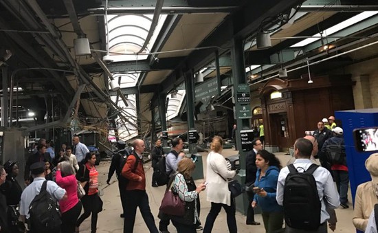 Tàu lao vào nhà ga ở Mỹ: 1 người chết, hơn 100 người bị thương