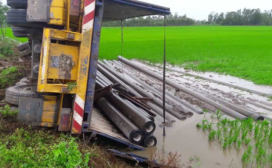 Hậu Giang: Hai xe container va chạm, 1 xe lật nhào xuống ruộng