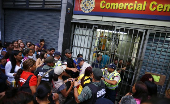 Xe tải chở bột mì bị cướp giữa ban ngày tại Venezuela