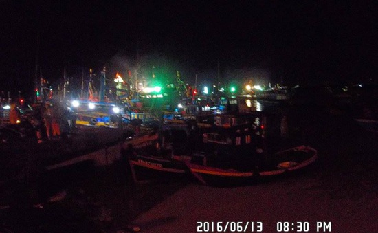 Bình Thuận: Hàng chục tàu thuyền bất ngờ bị lũ cuốn ra biển