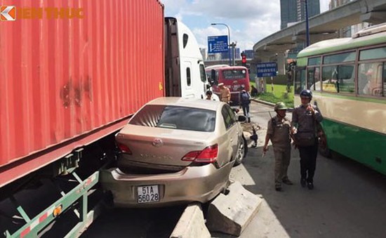 Xe container đâm ô tô và hàng loạt xe máy, nhiều người bị thương