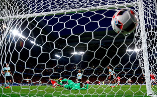 VIDEO EURO 2016: Robson-Kanu xử lý xuất thần, dứt điểm hiểm hóc tung lưới Courtois