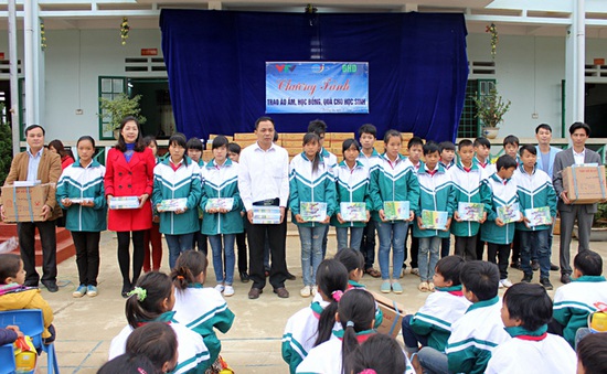 Quỹ Tấm lòng Việt mang "Áo ấm đến trường" cho học sinh ở Lào Cai
