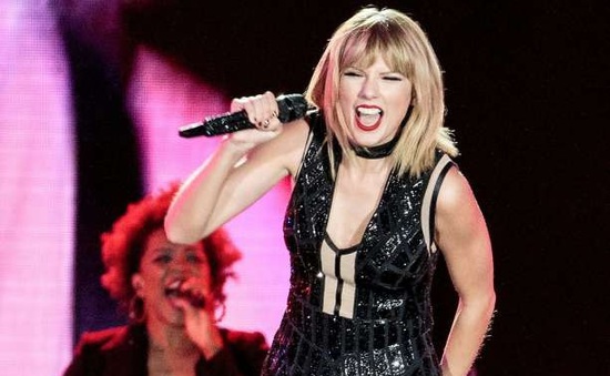Taylor Swift hát hit của tình cũ trong ngày tái xuất