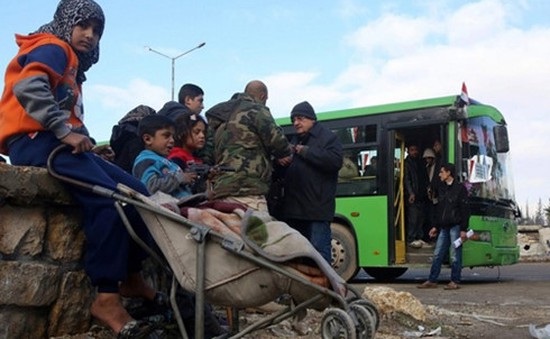 Chuyến xe bus đầu tiên đưa người dân trở về nhà ở Aleppo