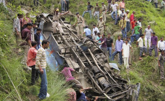 Ấn Độ: Xe bus rơi xuống hẻm núi, 22 người thiệt mạng