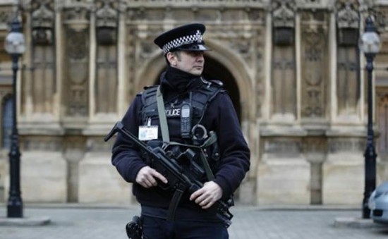 Pháp, Anh tăng cường an ninh chống tấn công khủng bố