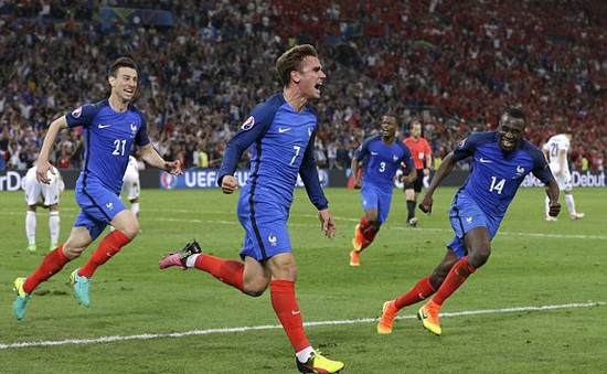 Vượt vòng bảng EURO 2016, HLV tuyển Pháp lên tiếng chê mặt sân "thảm họa"
