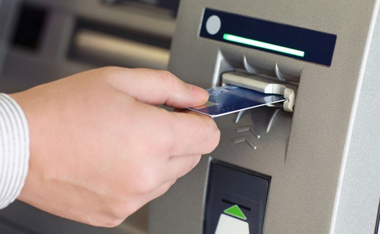 Nhiều cây ATM tại Hà Nội "quên" nâng hạn mức rút tiền ngoại mạng