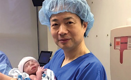 Em bé đầu tiên trên thế giới chào đời từ 1 cha 2 mẹ