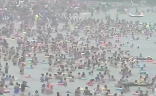 Bãi biển Trung Quốc đặc kín người đi tránh nóng