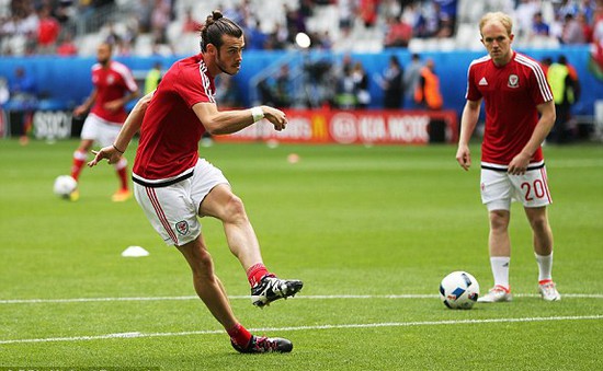 Tập sút phạt hàng rào, Gareth Bale làm vỡ mũi CĐV