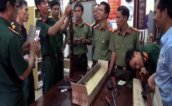 Quảng Nam: Bắt giữ xe khách chở nhiều vũ khí quân dụng