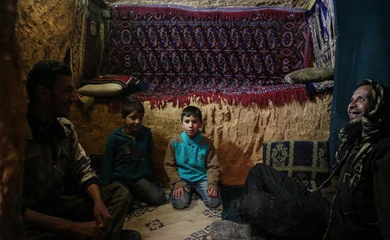 Cuộc sống dưới những đường hầm tránh bom tại Syria