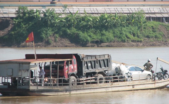 Nhiều phà tùy tiện chở ô tô qua sông tại Đồng Tháp
