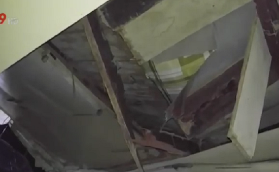 TP.HCM: Mảng bê tông nặng cả tấn làm sập mái nhà dân
