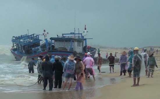 BĐBP Bình Định giúp dân khắc phục tàu cá bị sóng cuốn trôi