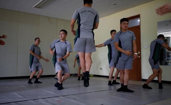 Lớp học múa ballet dành cho quân nhân Hàn Quốc
