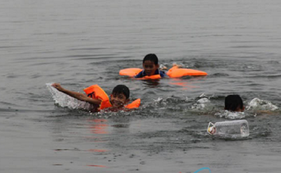 Thiết thực giáo dục kỹ năng bơi cho trẻ tại TT-Huế