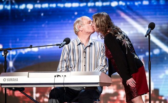 Thí sinh Britain's Got Talent trao nhau nụ hôn nồng nàn trên sân khấu