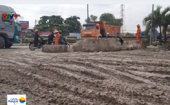 TP.HCM: Hàng tấn bùn đất đổ tràn trên xa lộ Hà Nội