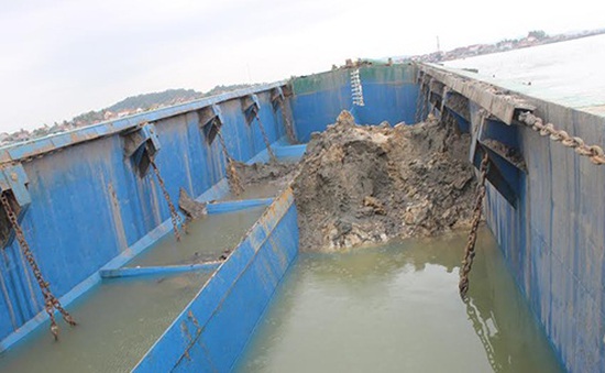 Phát hiện tàu xả bùn thải ra biển khu vực Nghệ An, Hà Tĩnh