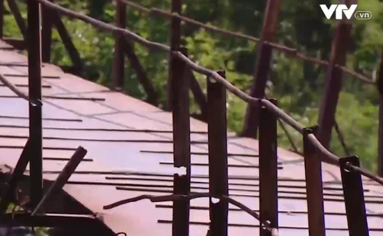 Người dân “nín thở” đi qua cây cầu sắp sập giữa Hà Nội