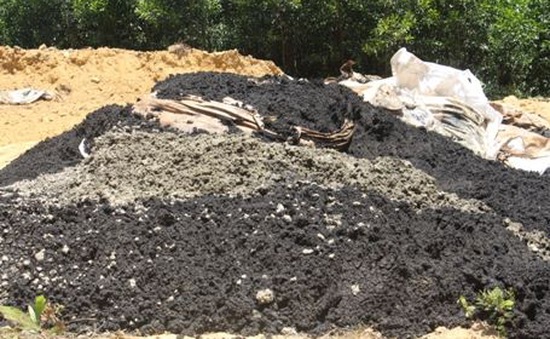 Vụ chôn lấp chất thải của Formosa tại Hà Tĩnh: Bộ TN&MT tiến hành lấy mẫu kiểm nghiệm