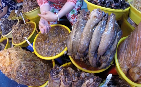 Thăm vương quốc mắm ở chợ Châu Đốc, An Giang