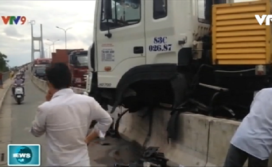 TP.HCM: Xe container gặp nạn trên cầu Phú Mỹ, giao thông tê liệt