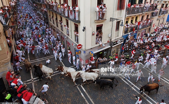 Lễ hội bò rượt San Fermin mạo hiểm tại Tây Ban Nha