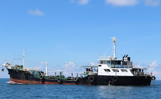 Bắt tàu nước ngoài chở 260.000 lít dầu lậu