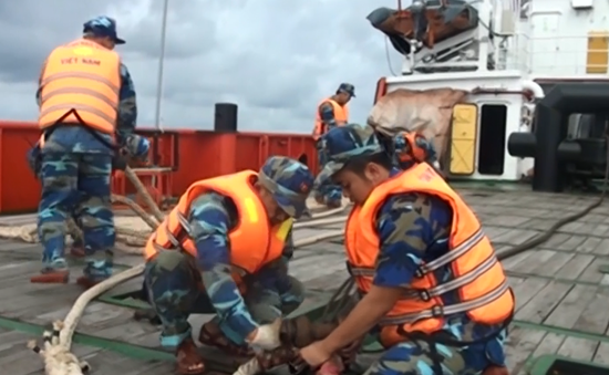Cứu thành công 11 ngư dân gặp nạn trên biển Phú Quý